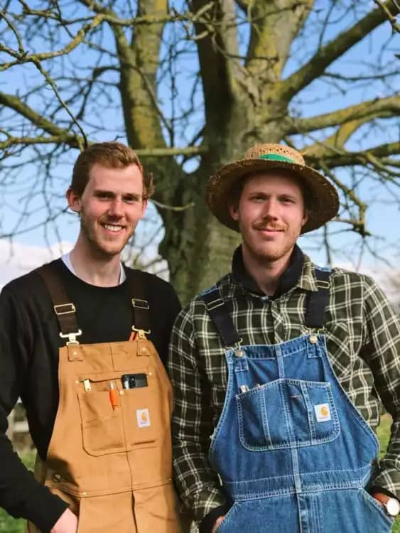 Les frères côtes prennent la pose